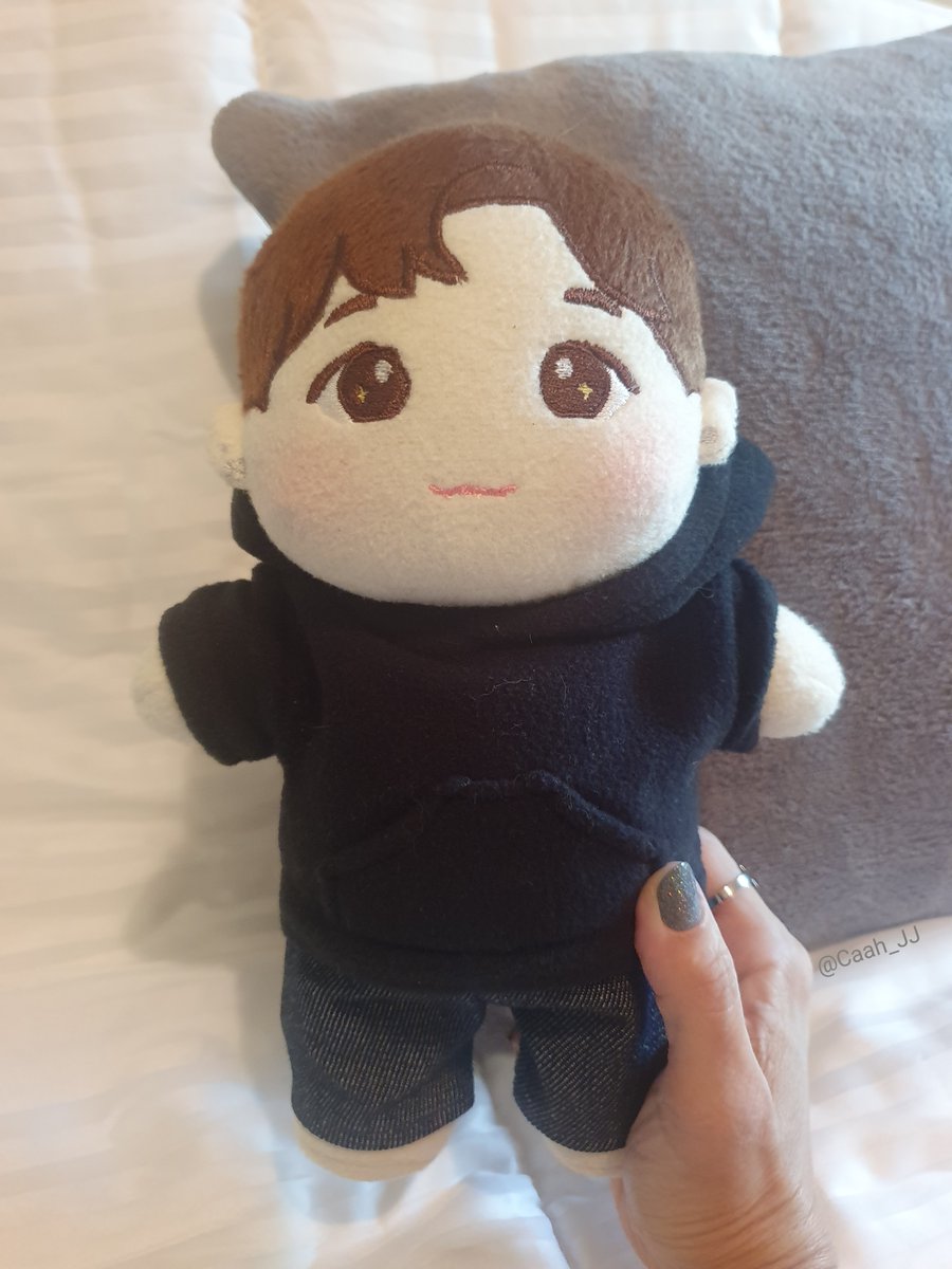 Caah_JJ2's tweet photo. Meu novo baby~
Doll personalizado #VAV #StVan 😍❤
Estou apaixonada por cada detalhe, ficou exatamente como eu pedi.
Comprei também roupinhas e acessórios 
Super fofo! Meu mini VANI🐰💕
Obrigada @clouddollstore 
#세인트반 #LeeGeumHyuk #이금혁 #브이에이브이 
@VAV_official @twt_VAV https://t.co/l7tdEvSb4V