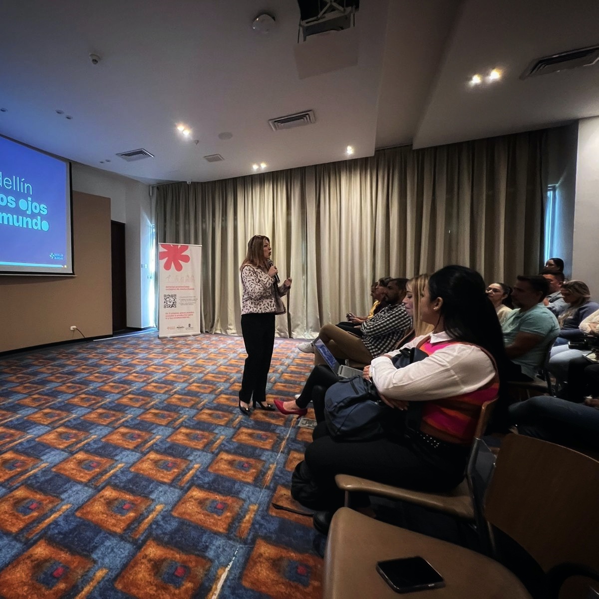 BureauMedellin's tweet photo. Nuestra directora @HerediaClara, expone a empresarios del sector gastronómico el panorama turístico de la ciudad y por qué Medellín está en los ojos del mundo, la ciudad ha recibido reconocimientos internacionales y es gracias al trabajo de todos los sectores de la economía. https://t.co/xlpigYwDEu