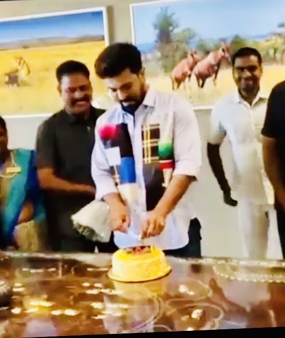 Gopika_Tweets's tweet photo. #HBDRamCharan 🎉
@AlwaysRamCharan 💜 https://t.co/X6rMY8KTFB