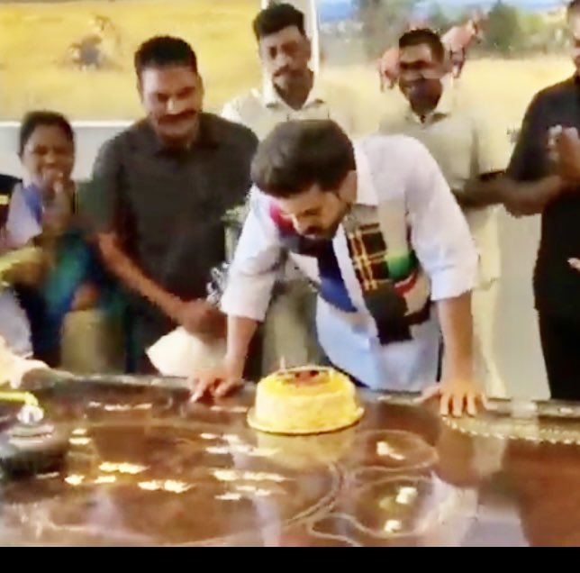 Gopika_Tweets's tweet photo. #HBDRamCharan 🎉
@AlwaysRamCharan 💜 https://t.co/X6rMY8KTFB