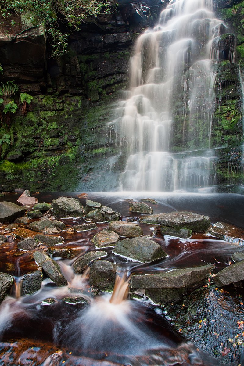You don't need to travel far for out-of-this-world views 🤩 This stunning secret waterfall in the #PeakDistrict is hidden away in the Longdendale Valley 🌿

Known as Middle Black Cough, this magical spot is located near the Trans Pennine Trail👣

📸 <a href="/JamesGrantPhoto/">James Grant</a>