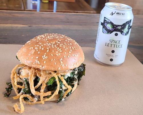 fbgrantpark's tweet photo. Check out this beautiful beast!
Chicken burger w/ smoked gouda, braised red Russian kale, crispy onions, and white BBQ sauce

Pair's quite nicely with @MondayNight Space Lettuce! https://t.co/fm9bzvGAiw