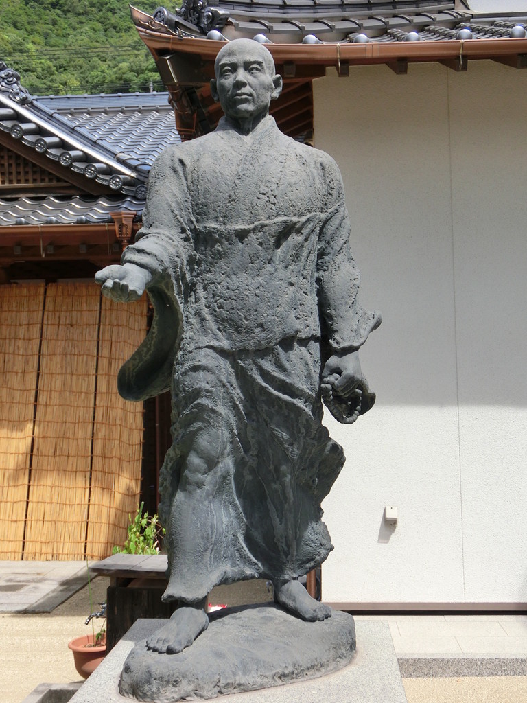 キナリ・ベージュ 古玩「親鸞聖人木彫像」聖人・堂僧・不断念仏