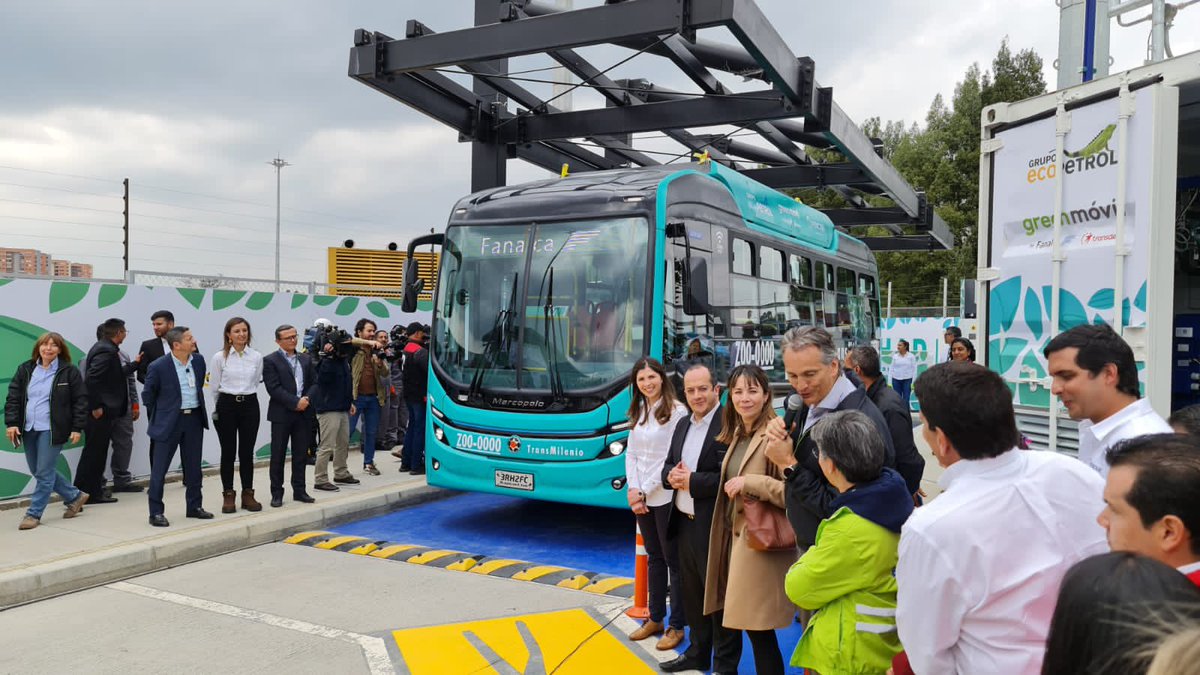juanguilon's tweet photo. Este es el nuevo bus de hidrógeno que comenzara a rodar por Bogotá. Una prueba más de que el trabajo público y privado genera enormes beneficios para el país. @ECOPETROL_SA @MinEnergiaCo @TransMilenio @MinTransporteCo. https://t.co/f7IZF2ulqT