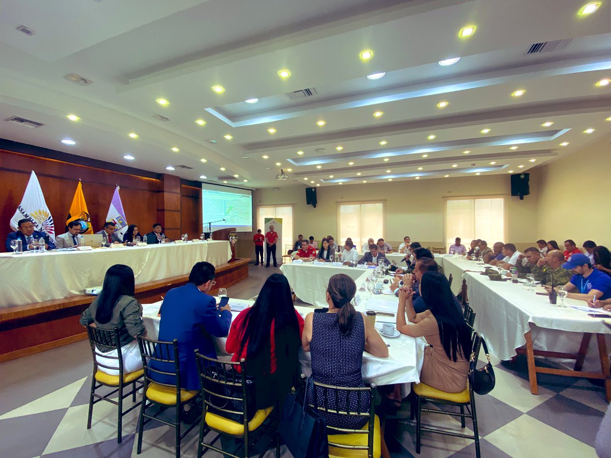 Fernanda_Mashi's tweet photo. Si queremos que el problema de la inseguridad disminuya, la comisión de seguridad de la @AsambleaEcuador debió convocar a las autoridades principales y de forma indelegable. Las autoridades, en cambio, mandan a sus delegados sin poder de decisión para que no hagan nada. https://t.co/wzRLkkXhhc