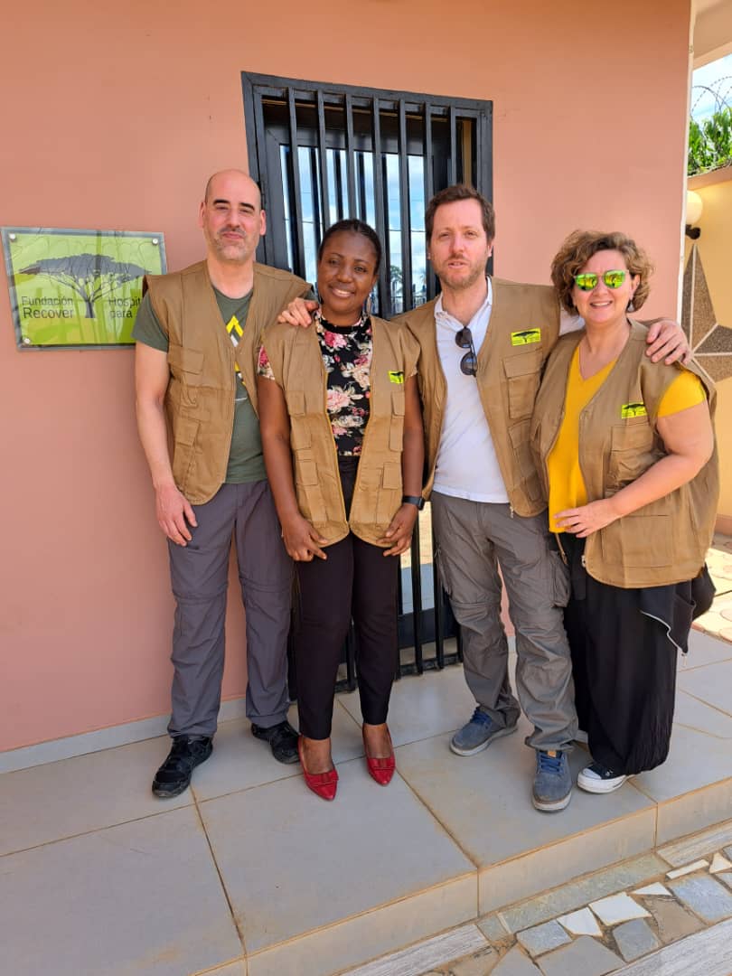 ✈️Ellos son Abel y César, los ganadores de la campaña "El Viaje de Tu Vida".  Hoy llegaron a Camerún con mucha ilusión, para conocer de primera mano los proyectos de cooperación que realizamos allí. ¿Qué os gustaría preguntarles?
