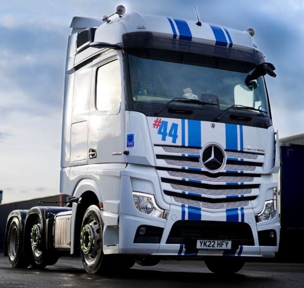 DaimlerTruckUK's tweet image. This week&apos;s #truckoftheweek goes to...

Stanton Logistics&apos; incredible Mercedes-Benz  #Actros

Managing Director Chris has a large #fleet of #MercedesBenz #trucks dressed in striking blue striped liveries. 

Feast your eyes on this image of his beloved Actros L below👇