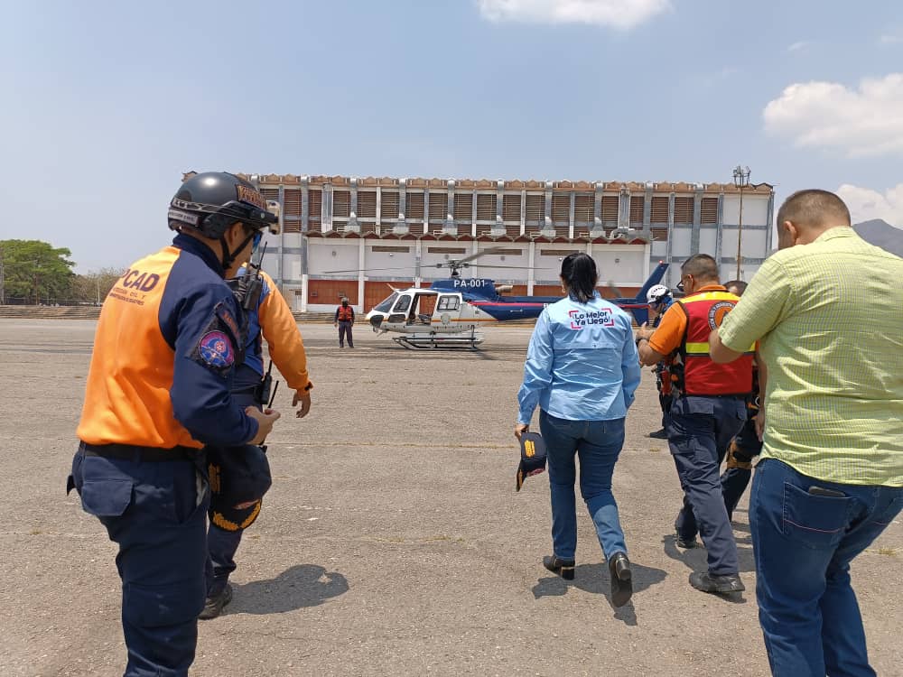 Ciudadmcyofic's tweet photo. Es importante mencionar que 180 personas pertenecientes a los Bomberos Forestales, Bomberos de Aragua, Protección Civil,  Guardaparques y Voluntarios trabajaron arduamente para mitigar los incendios en esta "Operación Llovizna" 

@Soykarinacarpio 

 #NiCorrupciónNiGuarimbas https://t.co/DzG0pgwfJv