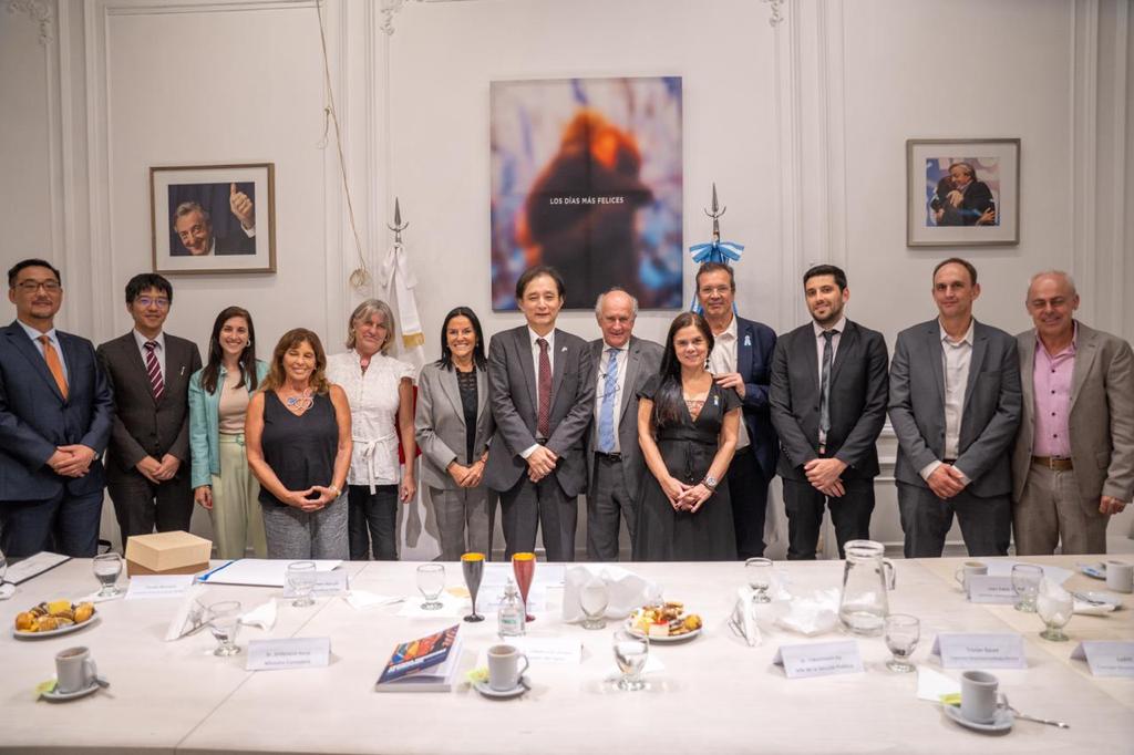 inst_PATRIAar's tweet photo. #OscarParrilli, junto a miembros de la CD y la Comisión de Política Exterior Soberana, recibieron al Embajador de Japón, Yamauchi Hiroshi y funcionarios de esa Embajada , en el Instituto PATRIA https://t.co/e9H7rynk08