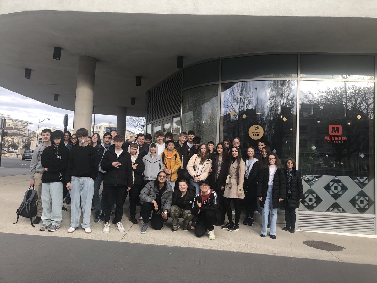 Caterham_French's tweet photo. Bien arrivés #CaterhamConnected #Paris https://t.co/ZbbfZIcwFC