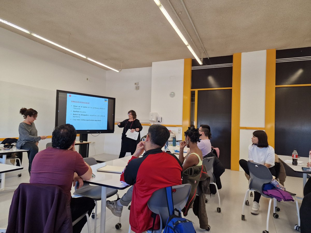 ana_novella's tweet photo. 🎯Al Màster d'Ed en Valors i ciutadania @EducacioUB hem tingut un espai reflexiu amb @Pillefo i Gretel sobre @BCNeducadora i barri educador. Marc teòric @EducatingCities i 3️⃣ grans projectes: Juguem a les places; Tardes educatives i Transformem els patis. Coproduint la ciutat https://t.co/TNT0XSJRhp