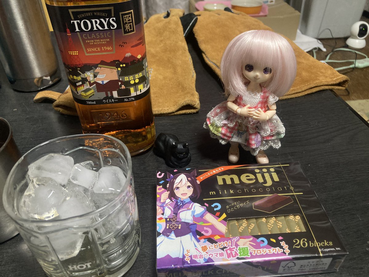 kuronekoCirno's tweet photo. #深夜のおやつドール一本勝負

「明治ミルクチョコレート」
スペちゃんバージョン

ウヰスキーは
昭和なトリス

BGMは、自分が作った音楽を聴きながら

この組み合わせヨイヨイ☺️

#あまむす

#ウヰスキー

#ドラムマシン
#サンプラー
#Emusystem
#SP12 https://t.co/sbv5jycoix