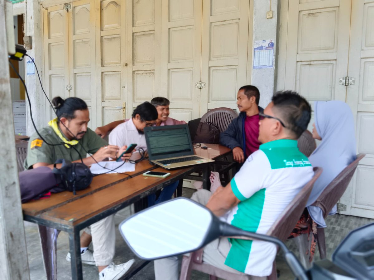 Takdir_Lubis's tweet photo. Alhamdulillah Tahun Ini Nambah Kawan2 Baru Yang Tak Kalah Seru. 😂 Ketika Kalian Sibuk Ini Itu, Aku Sibuk mengembangkan kemampuan diri, mempresentasikan diri, mengenal dan dikenal. Selayaknya Hidup, Hakikatnya Memperluas Jaringan Silaturahmi 😎 #ramadhan2023 https://t.co/S6zyjFXfoX