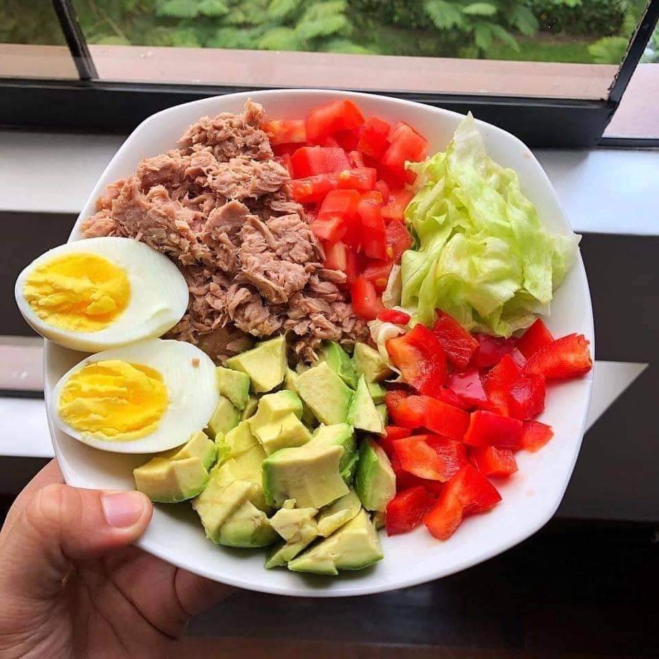 LaNutriologaWeb's tweet photo. Opción de cena:

1 lata de atún en agua 
1 huevo duro
1/3 de aguacate
1 taza de tomate
1/2 taza de lechuga

225 calorías https://t.co/2WcbJkj4vC