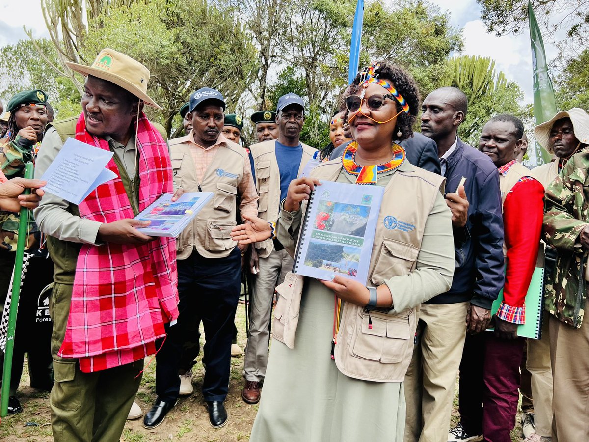 FAOKenya's tweet photo. Supported by @FAOKenya Kirisia Community in @SamburuCountyKE sign up the Forest Management Agreement providing Community Forest Association with a legal framework for co-management of the forest with @KeForestService https://t.co/V2mBBG87pN