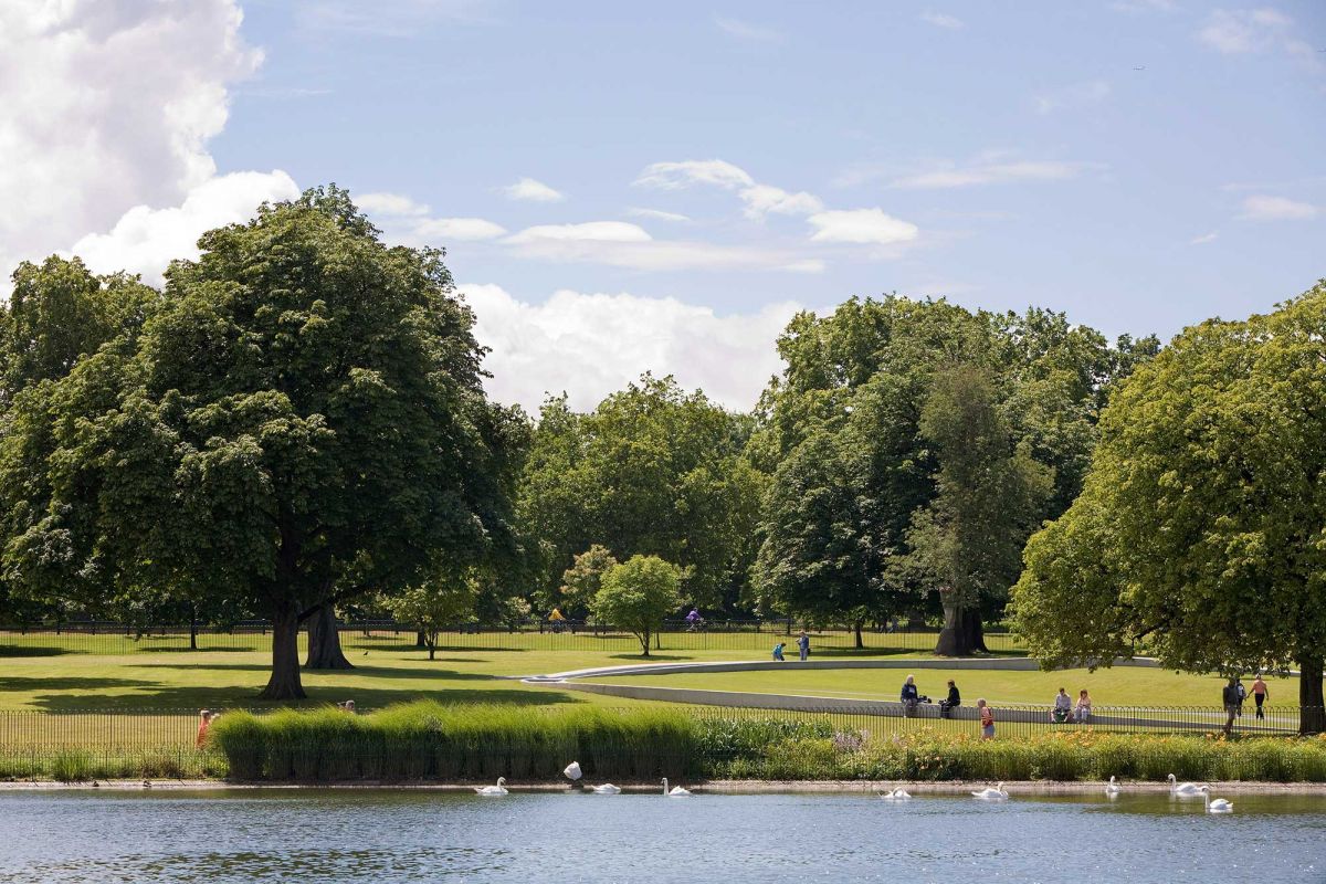 One of London’s greatest green spaces – Hyde Park, is just a 10 minute walk from our hotel doors – perfect for a relaxing stroll this #NationalWalkingDay. 🍃 

(📸: The Royal Parks)