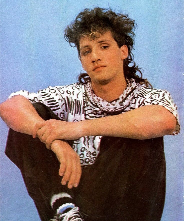ImagenRetro's tweet photo. Un día como hoy pero de 1963, nació el legendario baterista de Soda Stereo y líder de Mole, el gran Charly Alberti.

¡Felices 60 años! #CharlyAlberti 🎂🥳 https://t.co/4jDqIHK04N