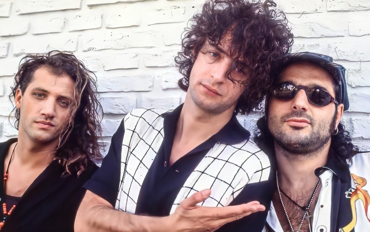 ImagenRetro's tweet photo. Un día como hoy pero de 1963, nació el legendario baterista de Soda Stereo y líder de Mole, el gran Charly Alberti.

¡Felices 60 años! #CharlyAlberti 🎂🥳 https://t.co/4jDqIHK04N