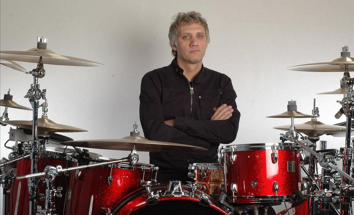 ImagenRetro's tweet photo. Un día como hoy pero de 1963, nació el legendario baterista de Soda Stereo y líder de Mole, el gran Charly Alberti.

¡Felices 60 años! #CharlyAlberti 🎂🥳 https://t.co/4jDqIHK04N