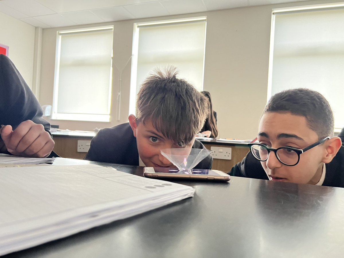 ScienceVictory's tweet photo. Year 8 making holograms today! 🐙🦉 https://t.co/PiOG2RtMX5