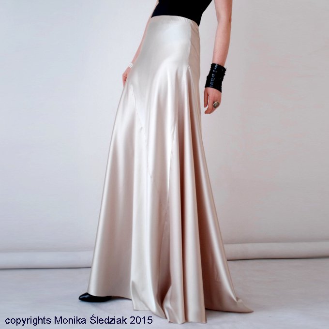 I designed and made sewing pattern of this satin long skirt in 2015 inspired by old Glamour. Photo is dark because was made on easy Samsung camera ST76, but this photo spread everywhere. Unfortunately without my consent.
#fashiondesigner #Samsung #longskirt #apparel #glamour