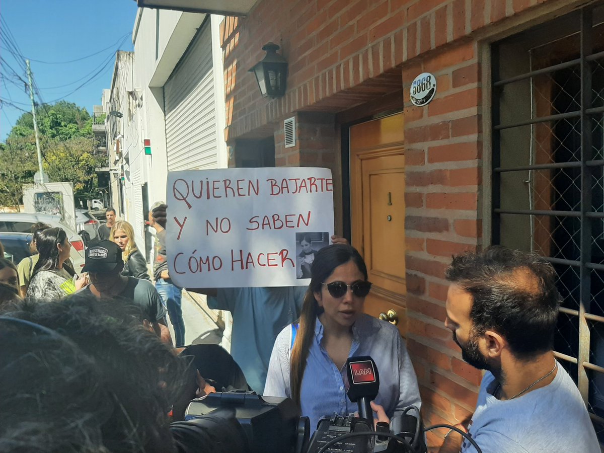 aslinanov's tweet photo. Mientras Romi daba una nota con LAM pusimos el cartel atrás de ella para que salga jajajaajaj https://t.co/DyviM0XJB1