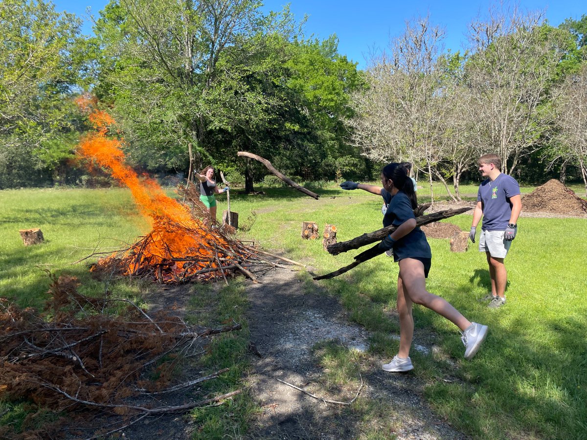 tamusubs's tweet photo. Big thanks to everyone who helped at the Big Event this weekend!! @TAMU @TAMUArtSci https://t.co/FO9QPgYWuU