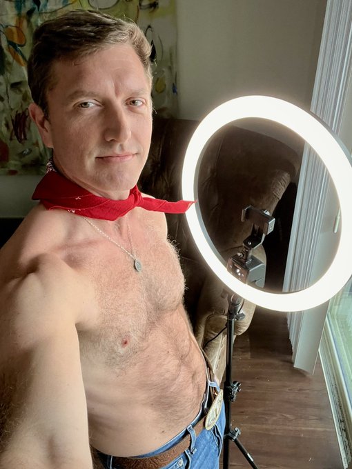 On a scale of Anderson Cooper to Liberace, how gay is this bandana? https://t.co/H9zWsQYY0J