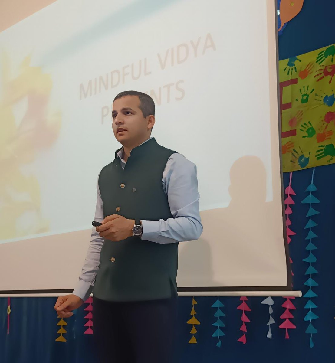MindfulVidya's tweet image. We&apos;re pleased to have successfully conducted a session on the power of habits for 170 students at Green Field School. We&apos;re grateful for the presence of the principal and teachers. Thank you for the opportunity to share our insights on mindfulness and education. #Mindfulness