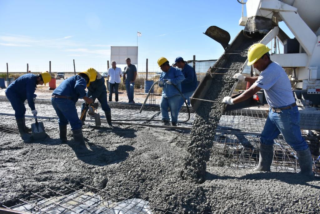 TWAMADERNA's tweet photo. Continuamos avanzando con la obra del Centro de Visitantes del Patagotitan en el acceso norte a Trelew.
Una iniciativa más que nos permite potenciar el historial paleontológico de nuestra región y seguir sumando atractivos turísticos a la ciudad.

#TenésTrelew https://t.co/wkxgNp6v8c