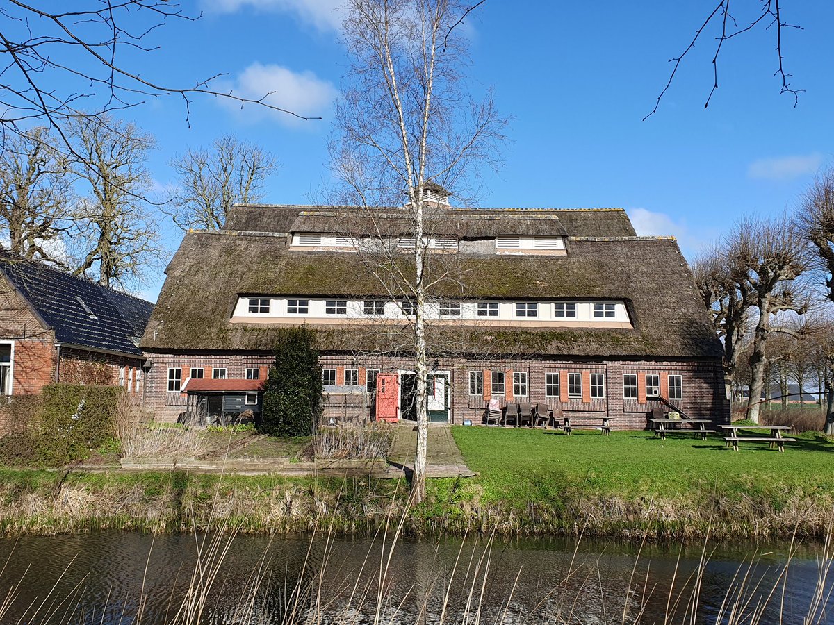 HGL_MirjamAalfs's tweet photo. Vinden jullie de Amsterdamse School stijl ook zo mooi? Hier zie je de stoere grote schuur die in 1932 achter het historische schathuis is gebouwd op borgterrein Ewsum
#ewsum @GR_Landschap
@wndngn https://t.co/GdHohCX6SH