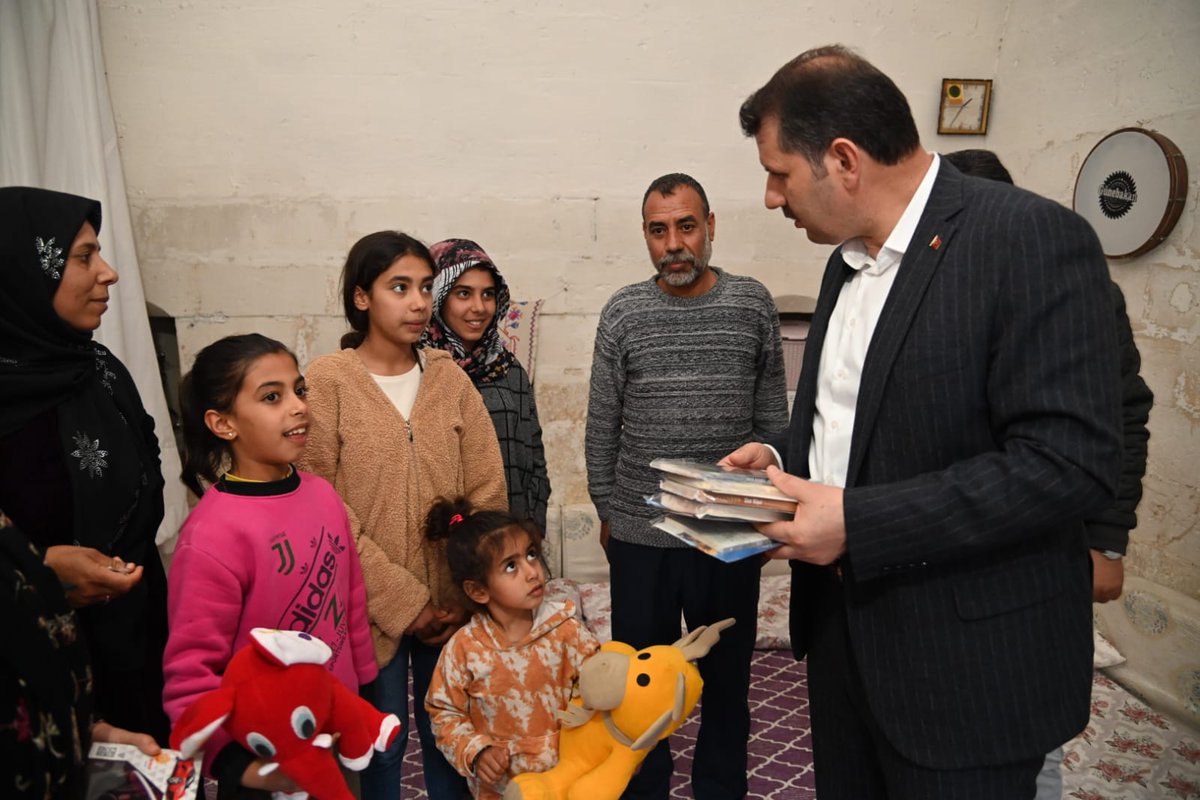 🔴Yaşanan afetler sebebiyle vefat eden hemşehrilerimizin kıymetli ailelerini yalnız bırakmayacağız.

📌Valimiz <a href="/valisalihayhan/">Salih AYHAN</a>;

Deprem felaketinde vefat eden Ali Genç’in aile evini ziyaret etti. Hane halkı ile hasbihâl eden Vali Ayhan, Genç ailesine başsağlığı diledi.