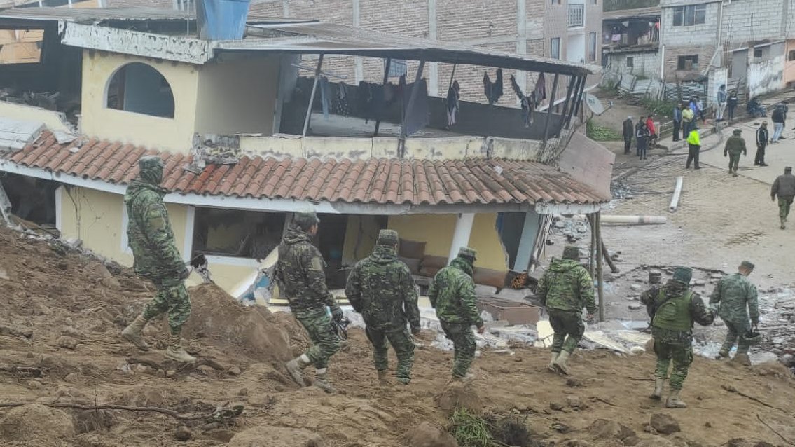 FFAAECUADOR's tweet photo. #Alausí
Empleando personal y medios logísticos, las @FFAAECUADOR continúan realizando reconocimientos a los sectores que han sido afectados por los deslizamientos de tierra y contribuyen con la entrega de colchones y kits de ayuda inmediata a la población.
#FFAAContigo🇪🇨 https://t.co/zfpI9LL3Bh