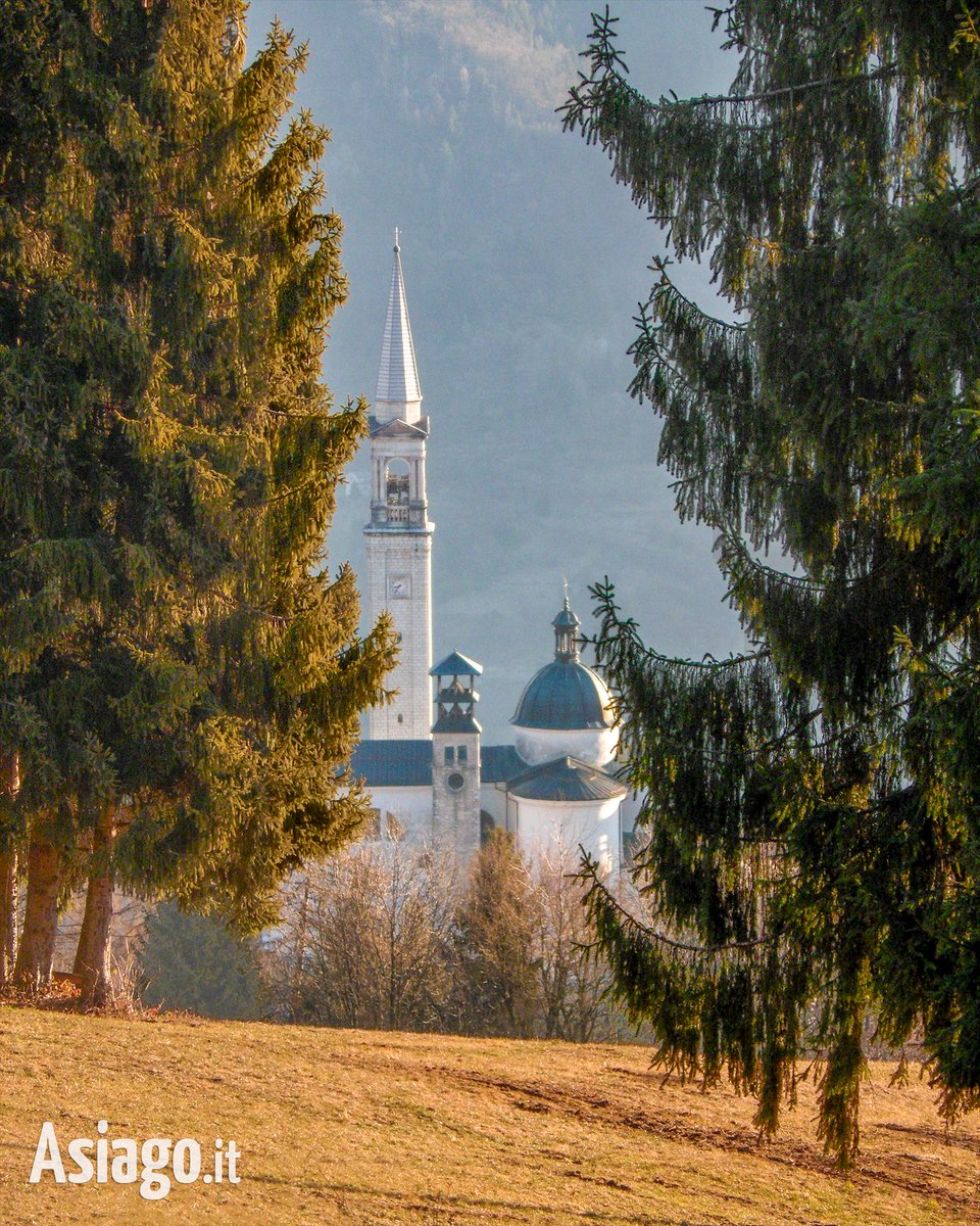 AsiagoIt's tweet photo. Buonasera amici! 😊
Sull'Altopiano c'è un paese sospeso tra la terra e il cielo, circondato da maestosi boschi d’abete... È il più orientale dei #SetteComuni e qui ne vedete il Duomo con i due #campanili... È la bella #Enego! ❤️
#Asiagoit #Veneto #montagna #outdoor https://t.co/IDPwTInd1v
