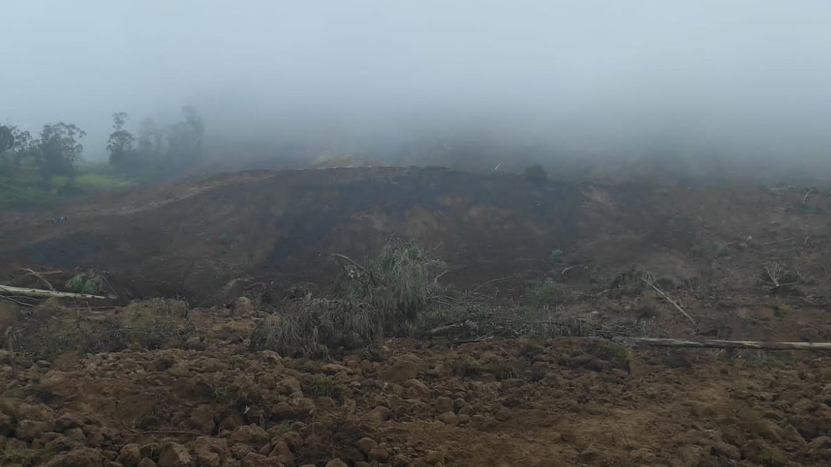 FFAAECUADOR's tweet photo. #Alausí
Empleando personal y medios logísticos, las @FFAAECUADOR continúan realizando reconocimientos a los sectores que han sido afectados por los deslizamientos de tierra y contribuyen con la entrega de colchones y kits de ayuda inmediata a la población.
#FFAAContigo🇪🇨 https://t.co/zfpI9LL3Bh