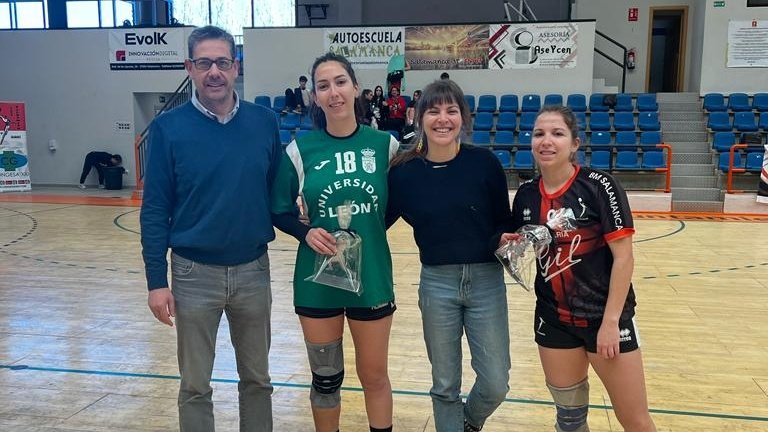 bmsalamanca's tweet photo. Este fin de semana se contó con dos exjugadoras de @ConfiteriasGil a las que se les entregó un recuerdo por su estancia con nosotros. Muchas gracias @lolacordoba_ y @Sooonia_R https://t.co/wz9zYR1jgv