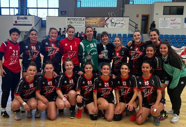 bmsalamanca's tweet photo. Este fin de semana se contó con dos exjugadoras de @ConfiteriasGil a las que se les entregó un recuerdo por su estancia con nosotros. Muchas gracias @lolacordoba_ y @Sooonia_R https://t.co/wz9zYR1jgv