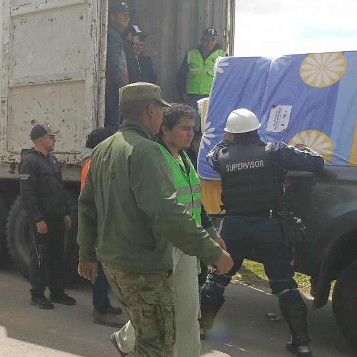 FFAAECUADOR's tweet photo. #Alausí
Empleando personal y medios logísticos, las @FFAAECUADOR continúan realizando reconocimientos a los sectores que han sido afectados por los deslizamientos de tierra y contribuyen con la entrega de colchones y kits de ayuda inmediata a la población.
#FFAAContigo🇪🇨 https://t.co/zfpI9LL3Bh