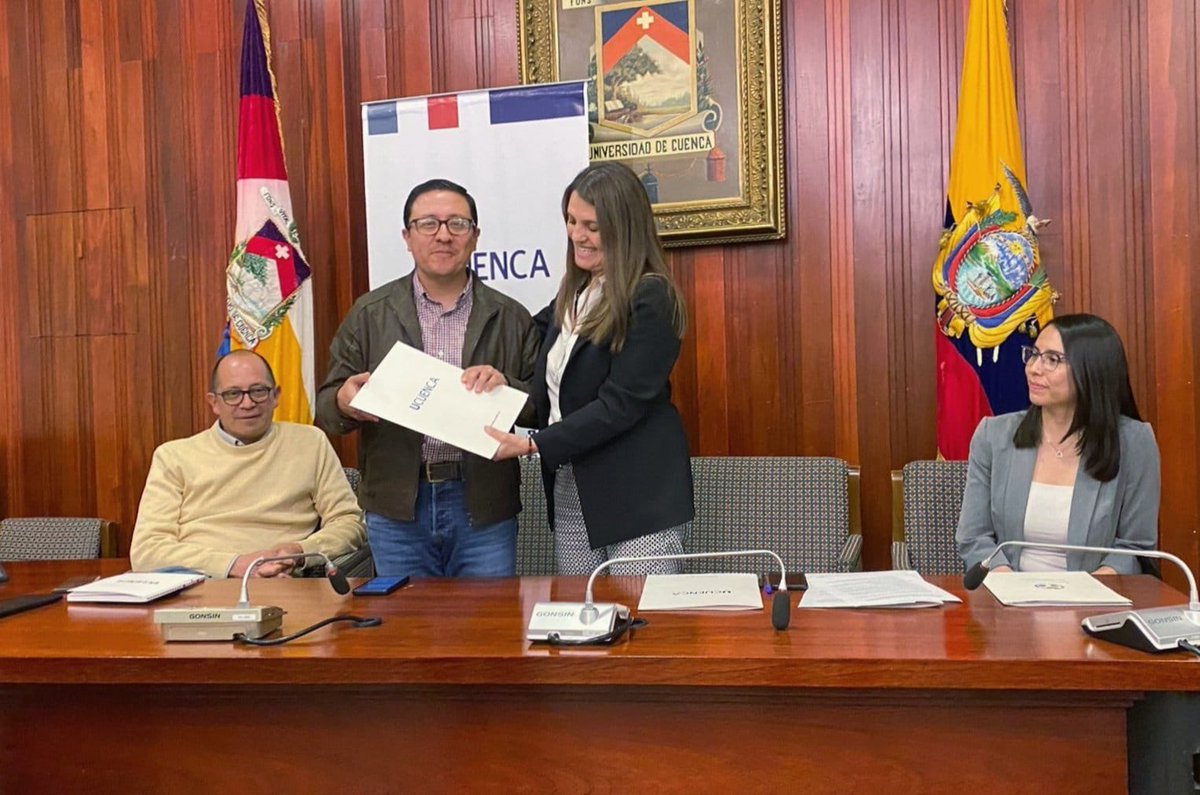 #Azuay | En cumplimiento con el convenio suscrito con <a href="/udecuenca/">UCuenca</a>, recibimos los resultados del proyecto “Generación de herramientas curriculares y guías metodológicas". La herramienta permitirá brindar capacitación y asistencia técnica los actores de la EPS.

#CruzadaPorLaGente