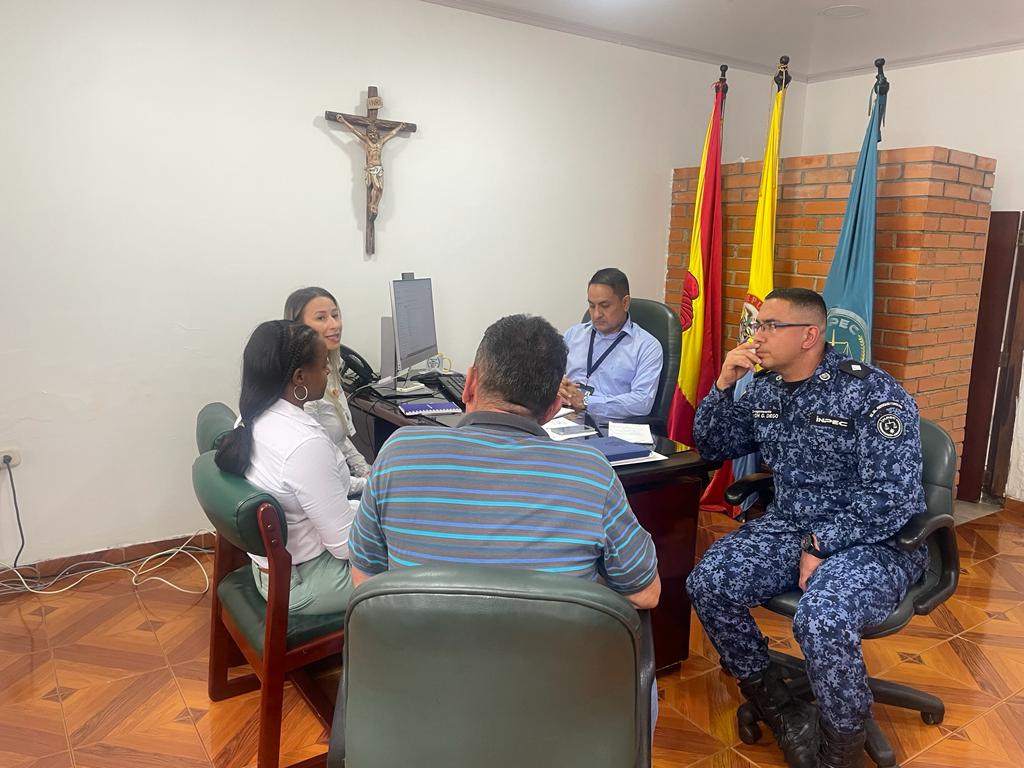 INPEC_Colombia's tweet image. 👩‍⚕️👩‍🎨#ProyectosDeVida | En reunión con el @SENAComunica en el ERON de 📍#Pereira, se busca coordinar esfuerzos para capacitar a las personas privadas de la libertad próximos a obtener su libertad, en talleres de orientación ocupacional.
¡Seguimos generando cambios positivos!✔