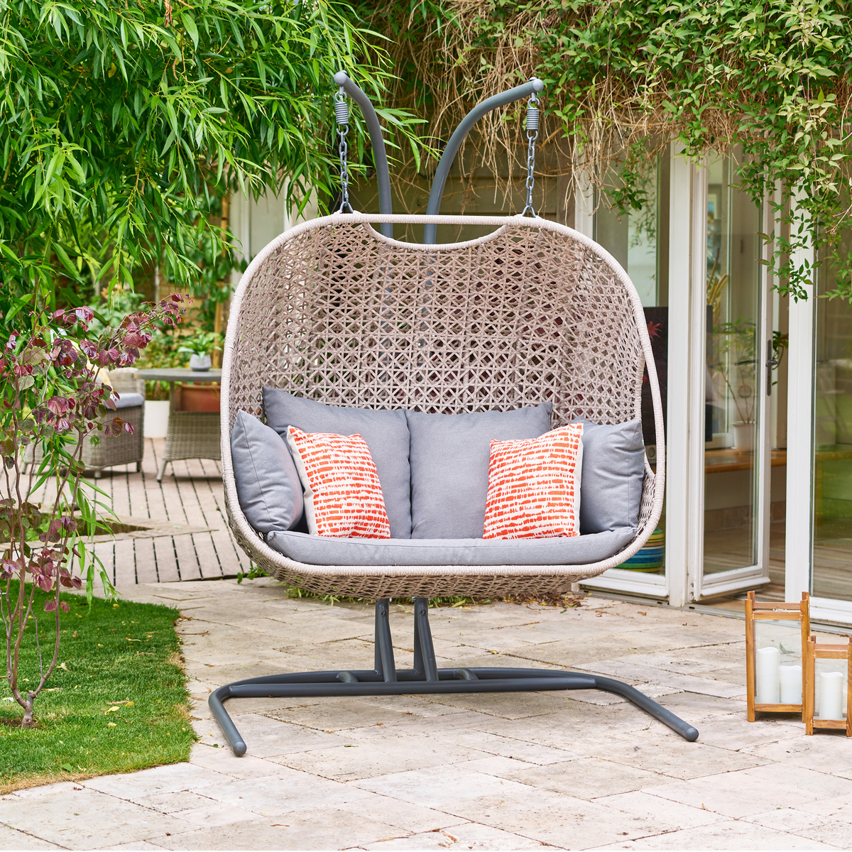 Grab and friend and enjoy this egg-cellent chair🥚 

📸Oslo Double Egg Chair 

Which of your friends is joining you? 

#outdoorliving #furniture #lgoutdoor #eggchair