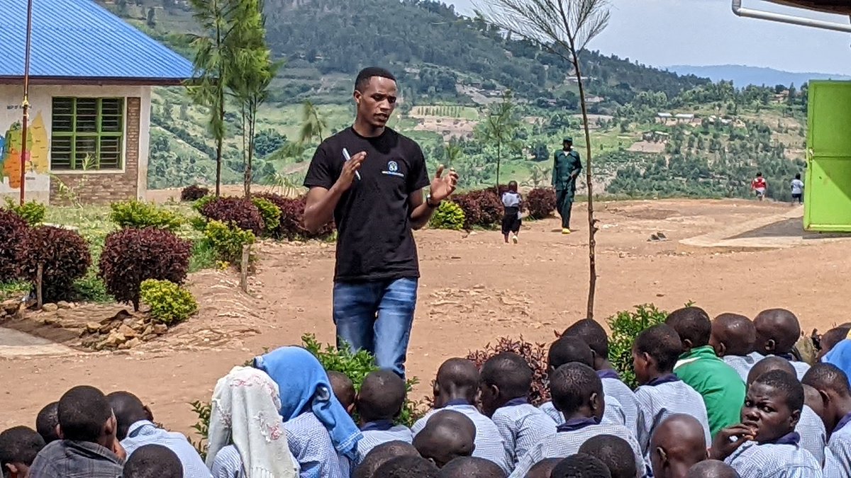 urunganoinitia1's tweet photo. #UrunganoInitiative muri gahunda yo kwigisha urubyiruko basuye abanyeshuri bo ku kigo cya mashuri cya G. S Kigembe muri @Kamonyi baganira ku buzima bw'imyororokere, indwara zandurira mu mibonano mpuzabitsina, ukwezi k'umugore ndetse n'isuku mu gihe cy'imihango.
#TuriUrungano https://t.co/wtAfcoGIt7