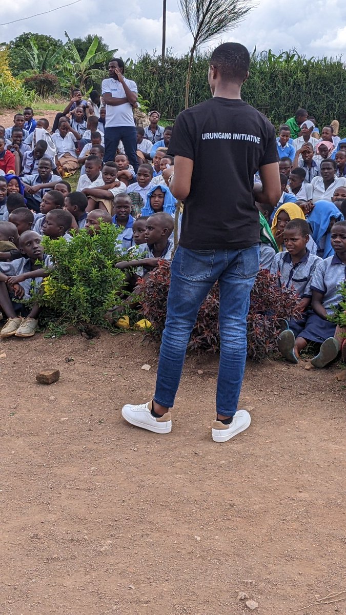urunganoinitia1's tweet photo. #UrunganoInitiative muri gahunda yo kwigisha urubyiruko basuye abanyeshuri bo ku kigo cya mashuri cya G. S Kigembe muri @Kamonyi baganira ku buzima bw'imyororokere, indwara zandurira mu mibonano mpuzabitsina, ukwezi k'umugore ndetse n'isuku mu gihe cy'imihango.
#TuriUrungano https://t.co/wtAfcoGIt7