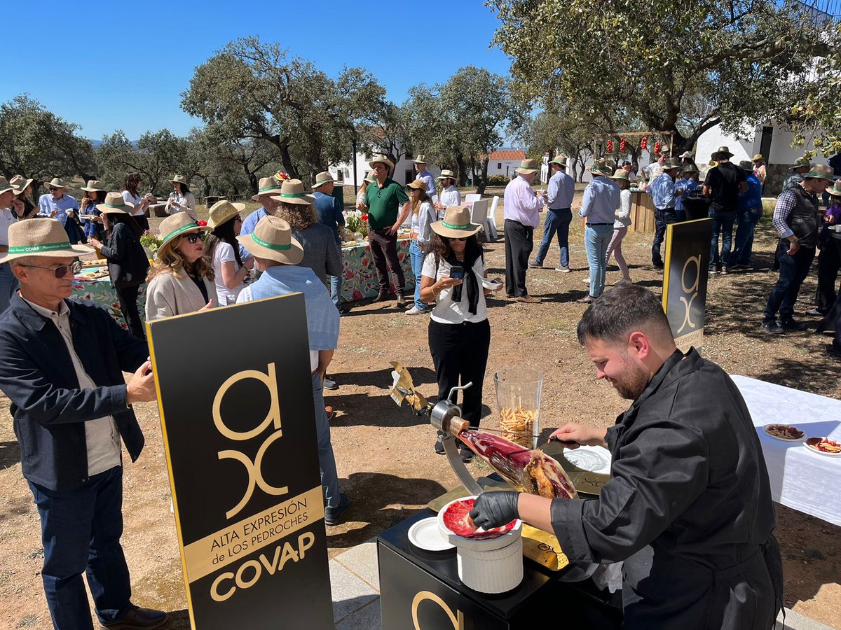 Covap's tweet photo. Durante su visita conocieron las instalaciones de #COVAP, nuestro modelo 360º y el proyecto #PlanetOfPlenty que COVAP, junto a @Alltech y @GHGGuru del instituto @getclearcenter, está desarrollando.  Una experiencia muy gratificante y enriquecedora. https://t.co/A5BRo8iJZM