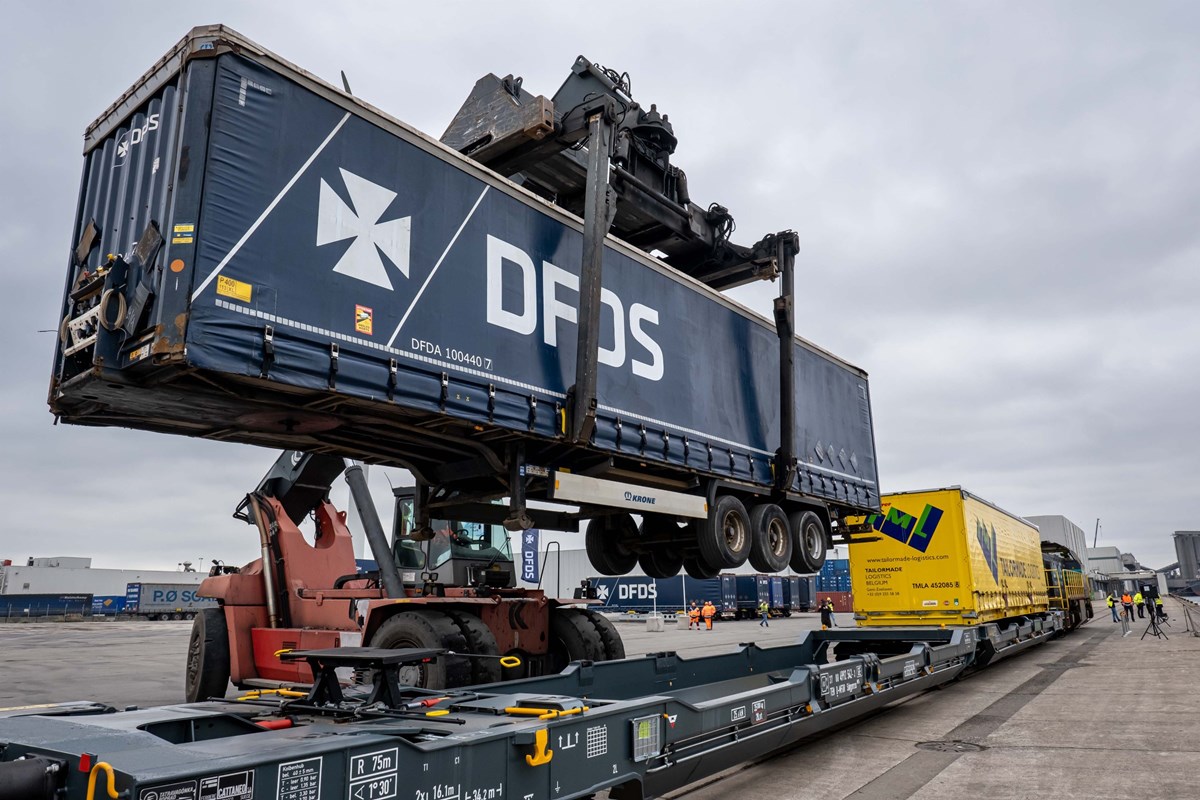 PortalPortuario's tweet photo. Nuevo enlace Bélgica-Francia: Lineas, DFDS y North Sea Port pasan 8.000 contenedores de la carretera al ferrocarril - https://t.co/PGamd1ZE1r https://t.co/XX19r6pd0V