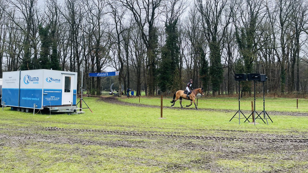 Zondag de 26ste, dag 2 SGW Alphen-Chaam. Cross country traject 2,9Km geluid, losse BOSE set feesttent, losse BOSE set bij de START en losse BOSE set bij het inspring veld.￼ Tevens levering van 40 portofoons en steunzender.
Levering jurywagen vandaag in handen van Kluma Events.