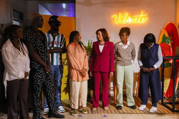 skylikeajedi's tweet photo. Vibrate Space founder Sandy Alibo welcomed @VP Kamala Harris who is accompanied by Sheryl Lee Ralph and Idris Elba to Vibrate Space, a community recording studio for young creatives, at the Freedom Skatepark in Accra, Ghana. 

📸:  Nipah Dennis #MVPinAfrica https://t.co/mKUeOGQar8