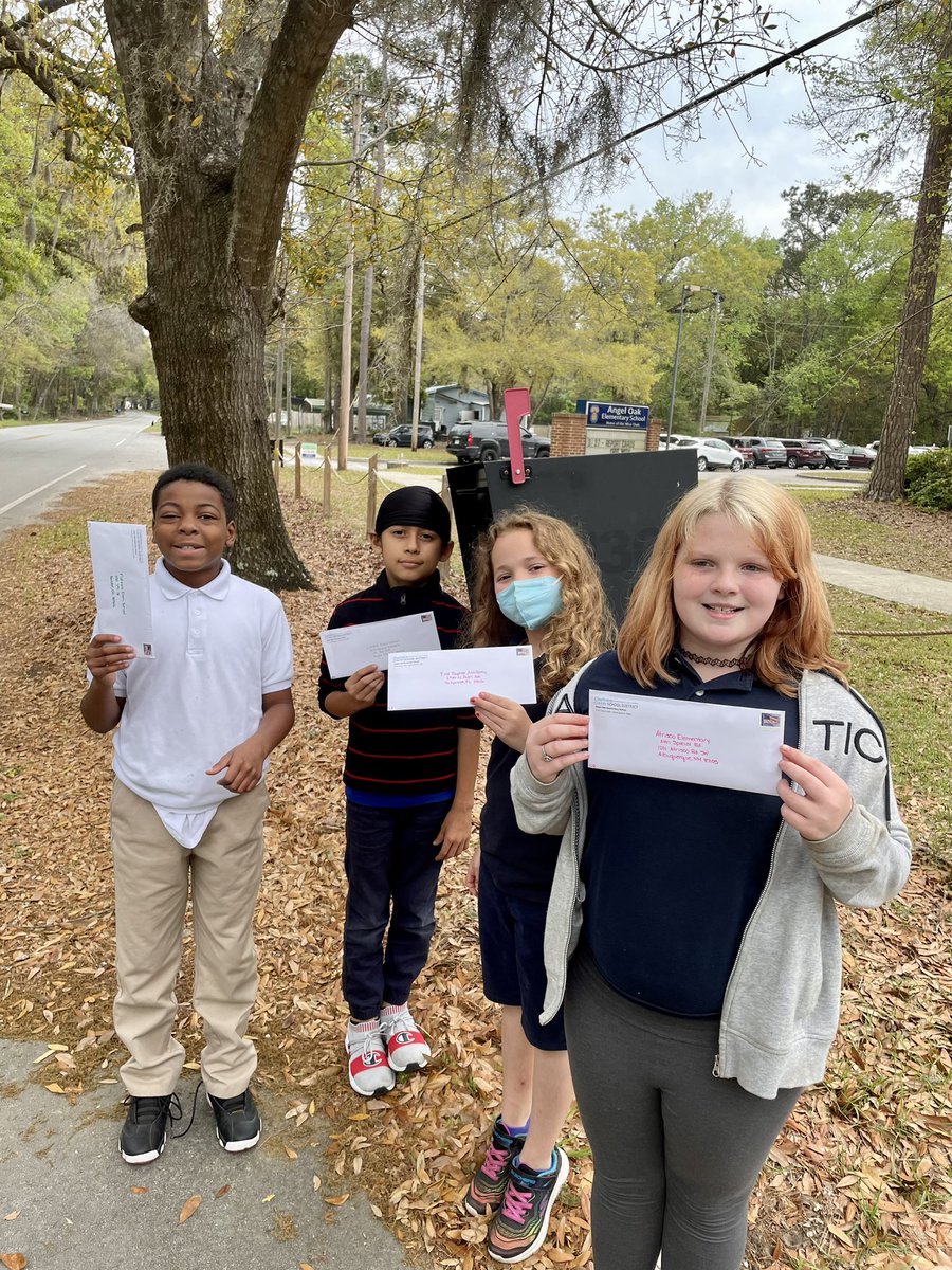 MrsAndersen24's tweet photo. These students loved writing Pen Pal letters! ❤️ They chose which states to send them to and are so excited to get letters back! @MsBoyerAOE @AngelOakElem #angeloakes https://t.co/qylSQxI0k2