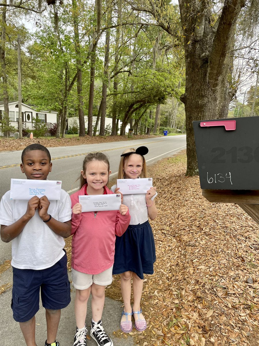 MrsAndersen24's tweet photo. These students loved writing Pen Pal letters! ❤️ They chose which states to send them to and are so excited to get letters back! @MsBoyerAOE @AngelOakElem #angeloakes https://t.co/qylSQxI0k2