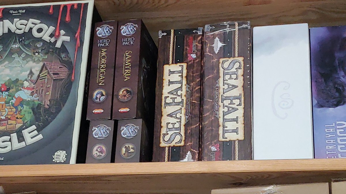Yellowgeekbear's tweet photo. @dixijo @BoardgameMonkey @Finselbix @retrocast_de @HerrderSpiele @loonymoon @boardgamecircus @Spielfritte Masters ist halt ❤️. Da macht es nix, wenn's grottig wäre. Wie gesagt behalte ich auch Spiele, die objektive Schwächen haben. Wie man ⤵️ sieht!

Und irgendwann, irgendwann schnappen sich Tina @HappinessPile und ich uns noch wen und ziehen #Seafall durch! Trotzdem &amp; gerade weil!😃 https://t.co/Eu2PxaGZfx